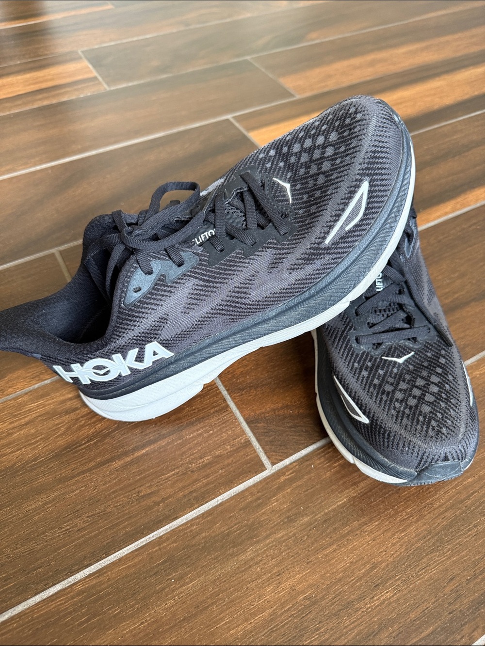Hoka Men's Black and White Clifton 9 Athletic Shoes Size 9